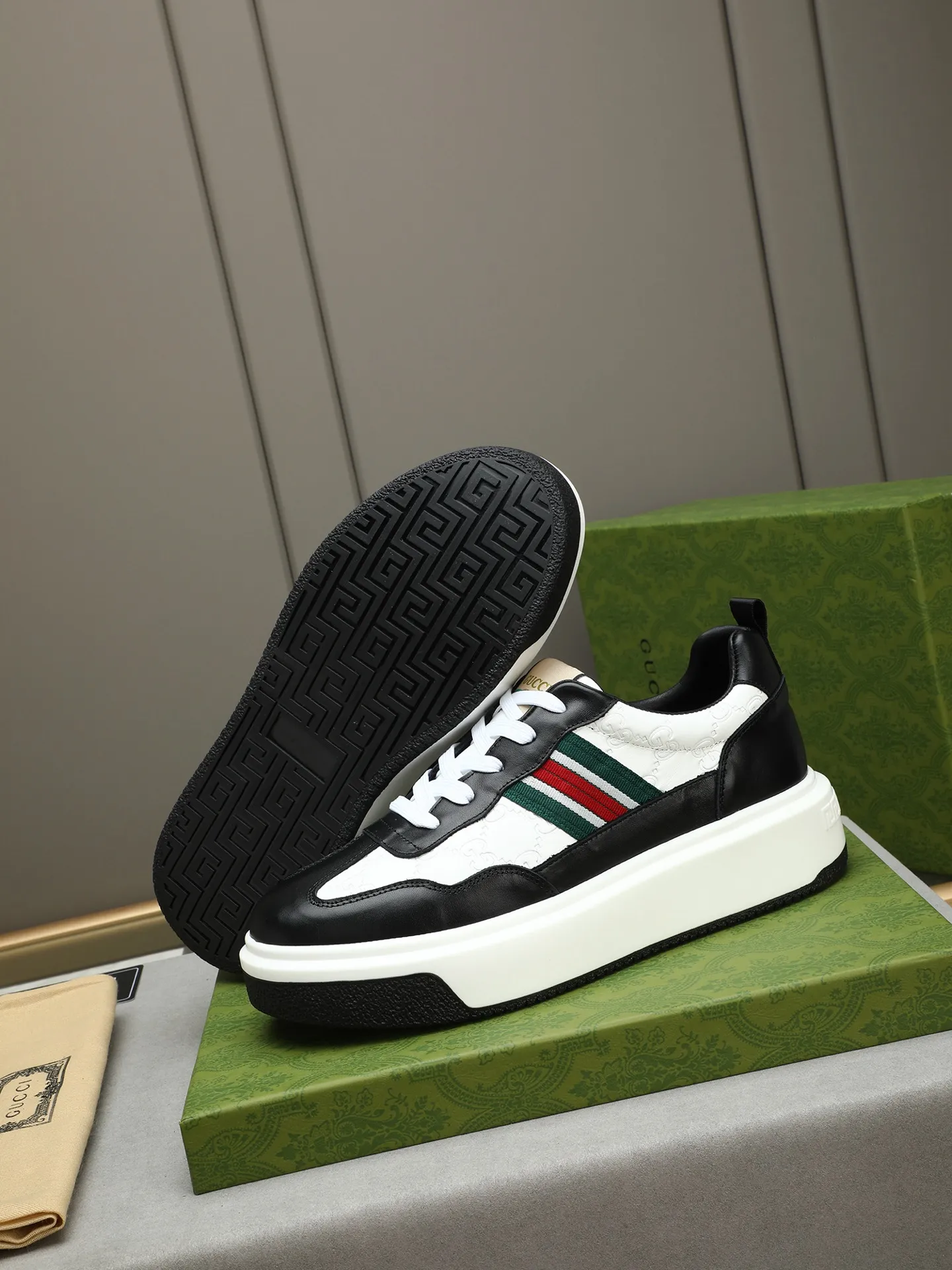 Men's shoes 💰480 New men's shoes GUCCI Fashion trend Made of first-layer calfskin ➕ washed sheep lining! The foot feels super comfortable and the workmanship is impeccable. Foam ultra-light outsole, size: 38-44 (45 customized) 4 colors to choose from!